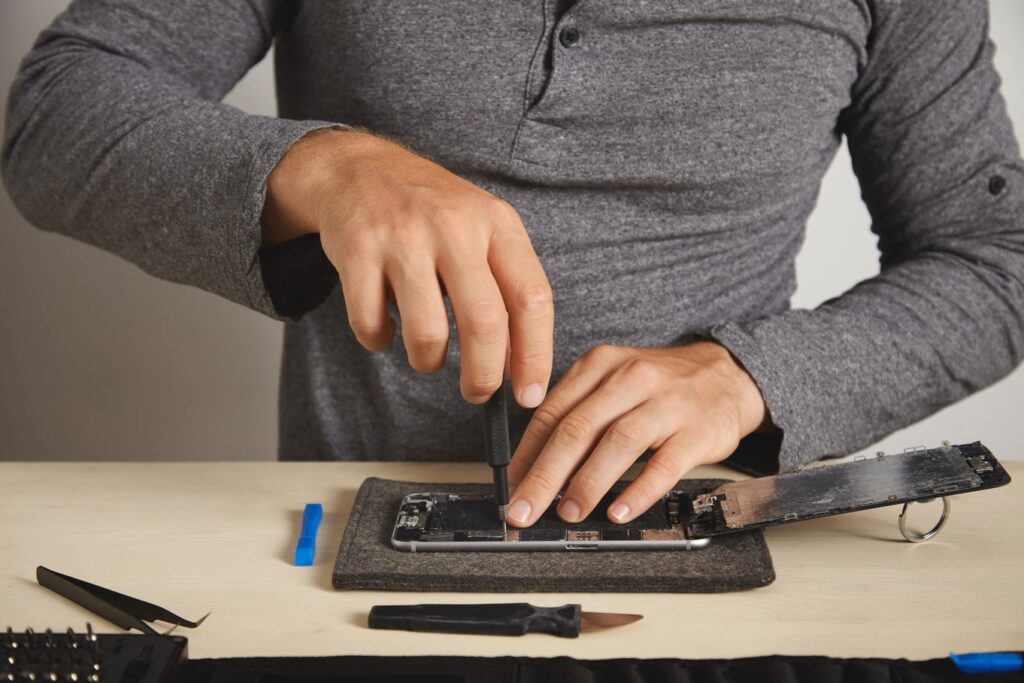 computer-and-phone-repairment-service-2021-08-31-17-21-44-utc-1-min-1024×683